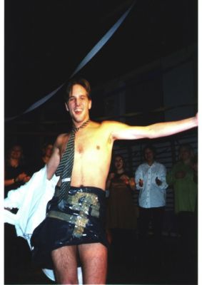 Jonas Tjørnebørge flår tøjet af sig selv
