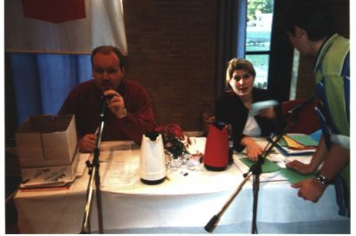 Dirigenterne forsøger desperat at forklare deltagerne, hvad valgproceduren går ud på
