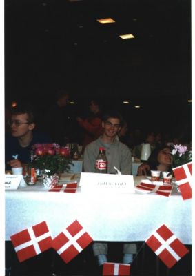 Det glade fødselsdagsbarn i mødesalen
