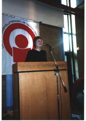 Den nyvalgte formand på talerstolen
