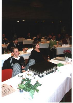 Den nye formand følger debatten
