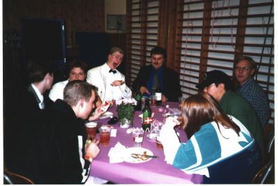 Opstemte festdeltagere..
