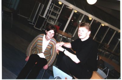 Og sørme om ikke Erling også er vågen - her i selskab med en af barens "store" kunder
