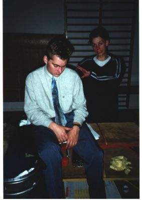 En sovende Per Loft bliver overfaldet af vampyren David
