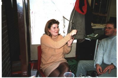 Lisbet Dinsen og Mads Simonsen "hygger sig" i kiosken..., lørdag formiddag
