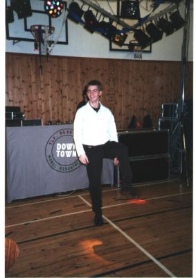 Fødselsdagsbarnet Christian demonstrerer jysk støvledans
