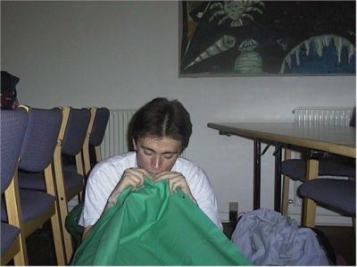 Sek-leder Allan Svendsen bider i det sure æble - øh luftmadras...
