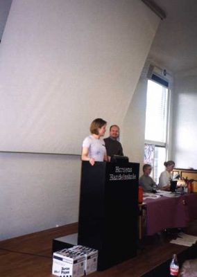 og er straks på talerstolen
