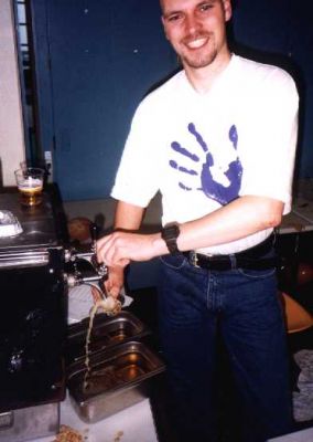 Pandersen tjekker om der stadig er øl
