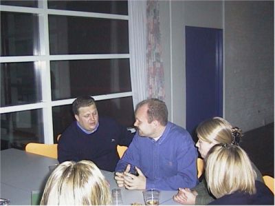 Dirigent-trioen på plads i caféen
