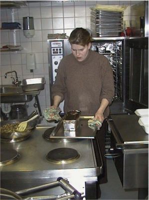 Lisbet Dinsen tryller med ovnen
