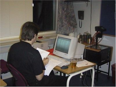 Sek-lederen leder i en ledig stund forbrilsk efter regnskabet!
