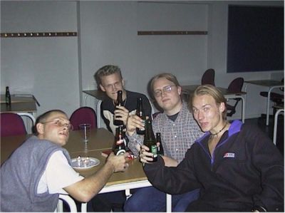 De første gæster har indtaget smugkroen istedet for badet...
