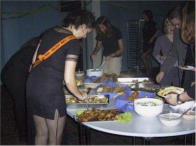 Deltagerne tager for sig af retterne.
