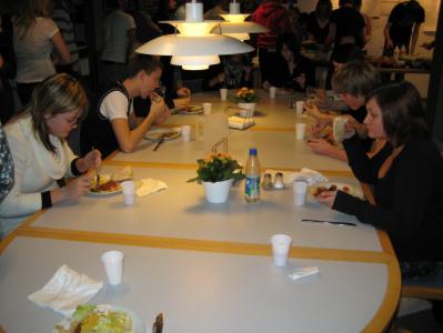 og der spises lystigt
