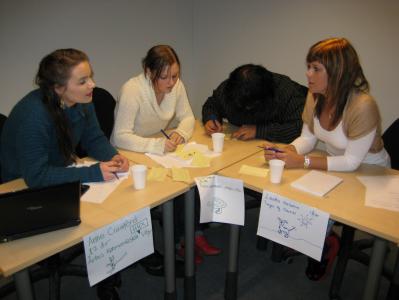 hvor der arbejdes flittigt med de gule sedler
