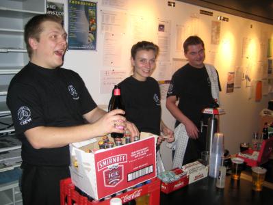 Bag baren har Dixen, Natchaja og Loft styr på varerne
