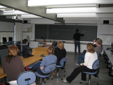 Kristian holder sig dog indendørs ved tavlen
