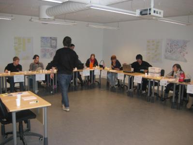 Kristian er ved at få gang i deltagerne
