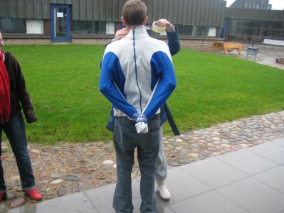 Udenfor skolen, er en deltager ved at blive bortført?
